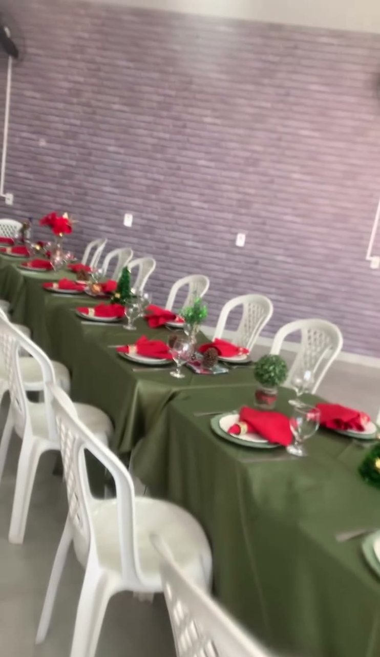 Mesas compridas decoradas para uma ceia de Natal