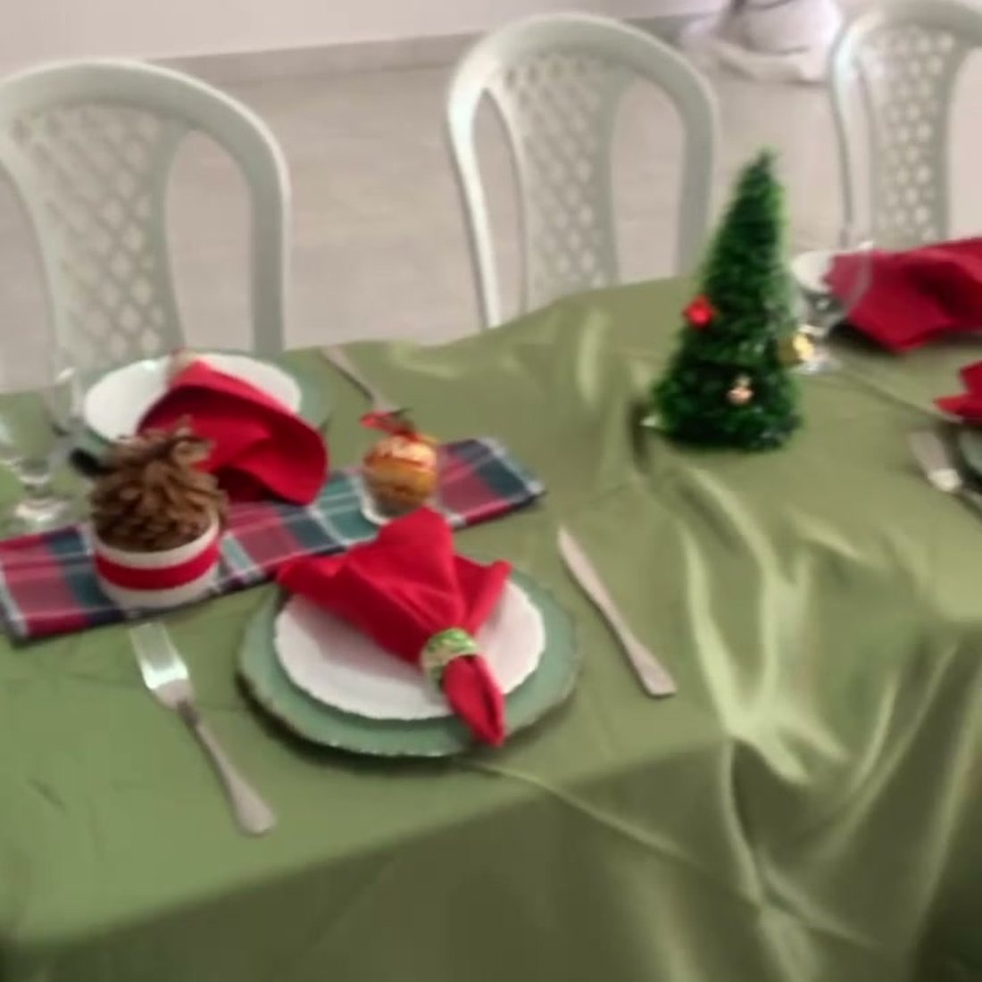 Mesa posta para o Natal com toalha verde e guardanapos vermelhos