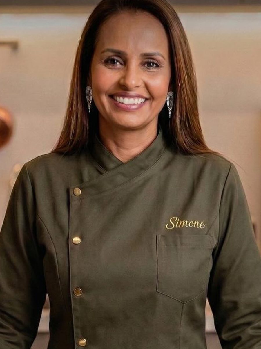 Simone Oliveira de dólmã verde bordado com o nome dela